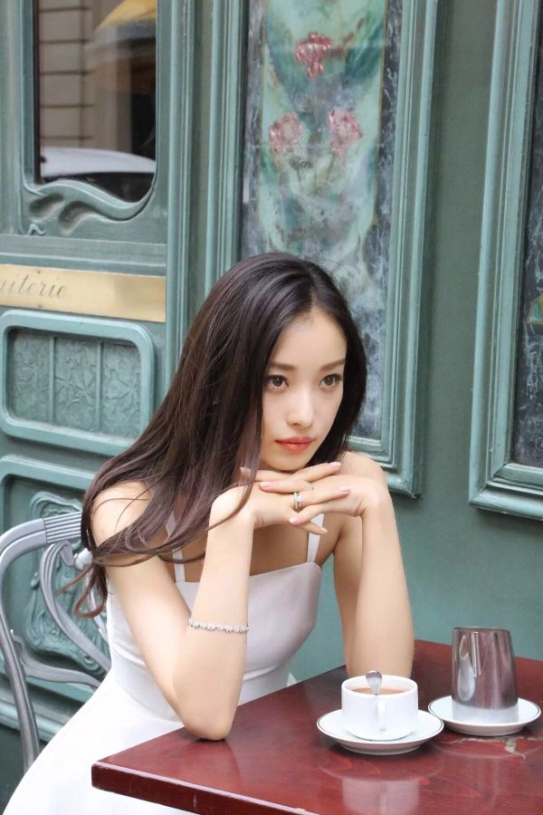 嗓音太甜，倪妮钢琴弹唱《香格里拉》泪洒舞台